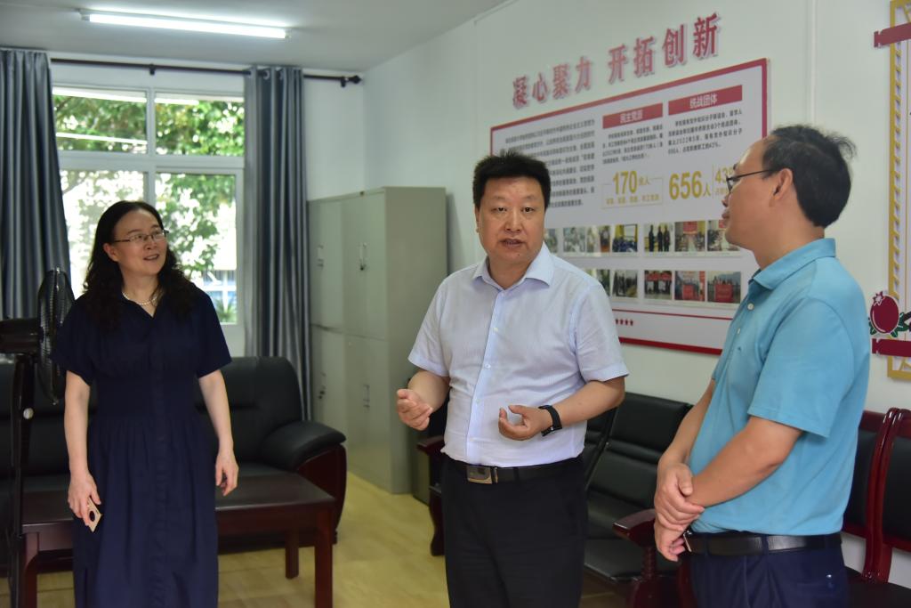 [动态]省侨联副主席谭必恩到36365官网调研基层侨联组织建设工作